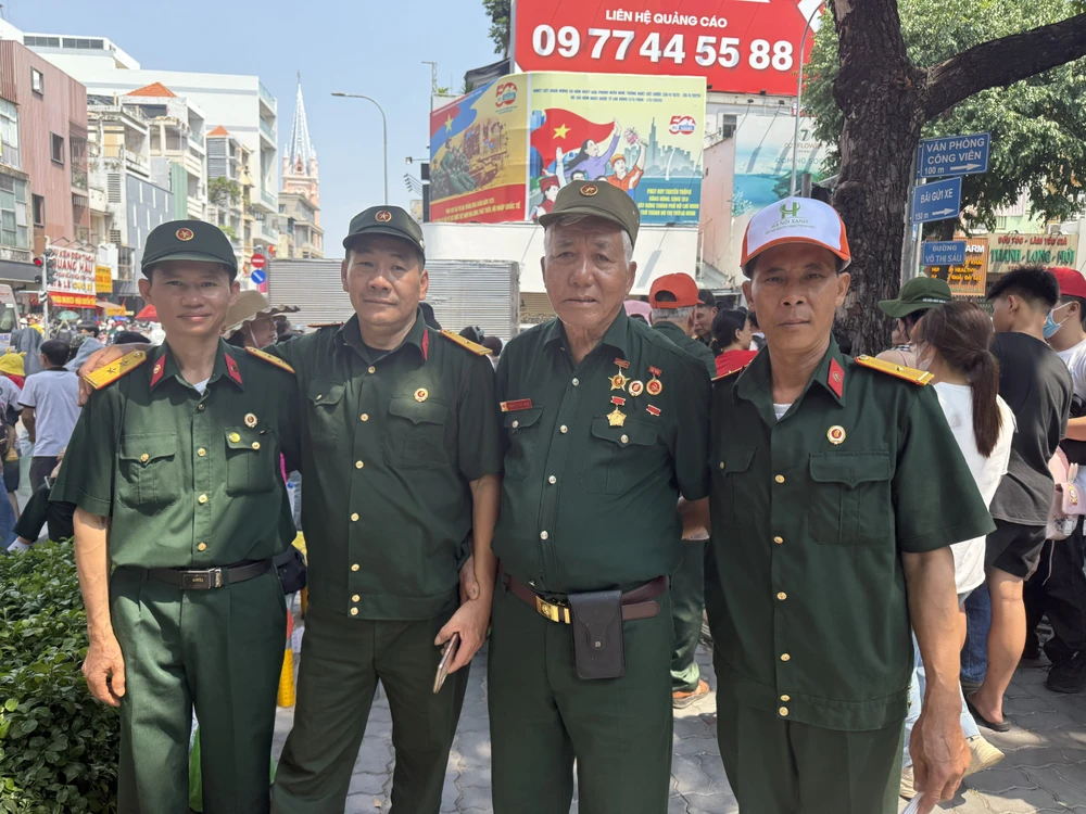 Hàng ngàn người dân 1.jpg