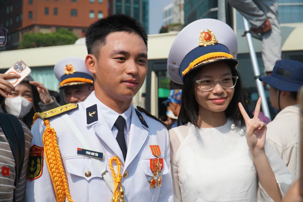 Hàng ngàn người dân 6.jpg