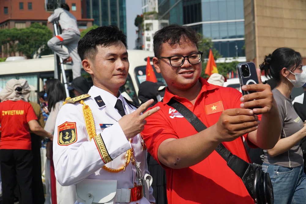 Hàng ngàn người dân 7.jpg