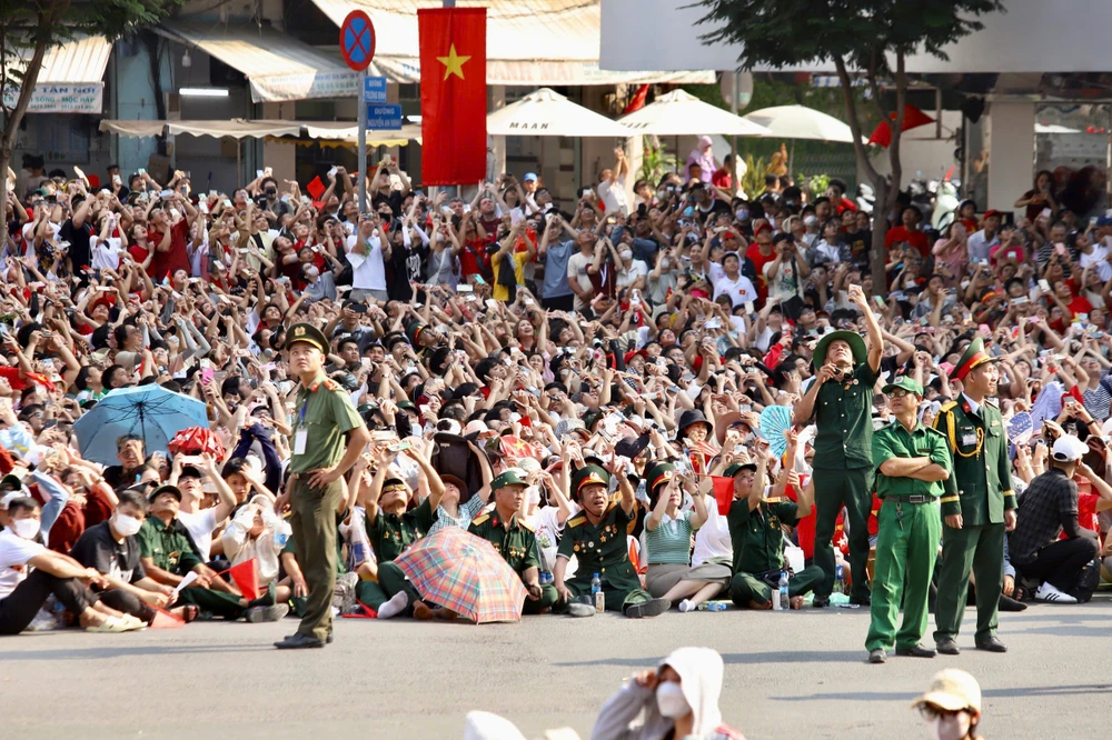 Hàng ngàn người dân 8.jpg