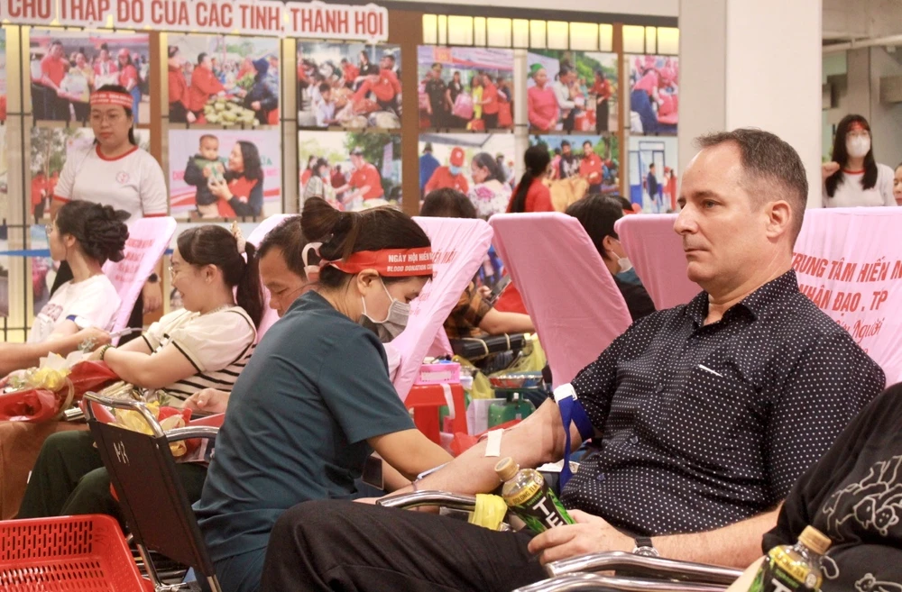 Người nước ngoài tham gia hiến máu tại chương trình.