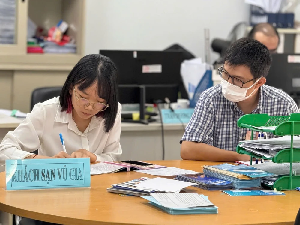 điều dưỡng viên 1.jpg