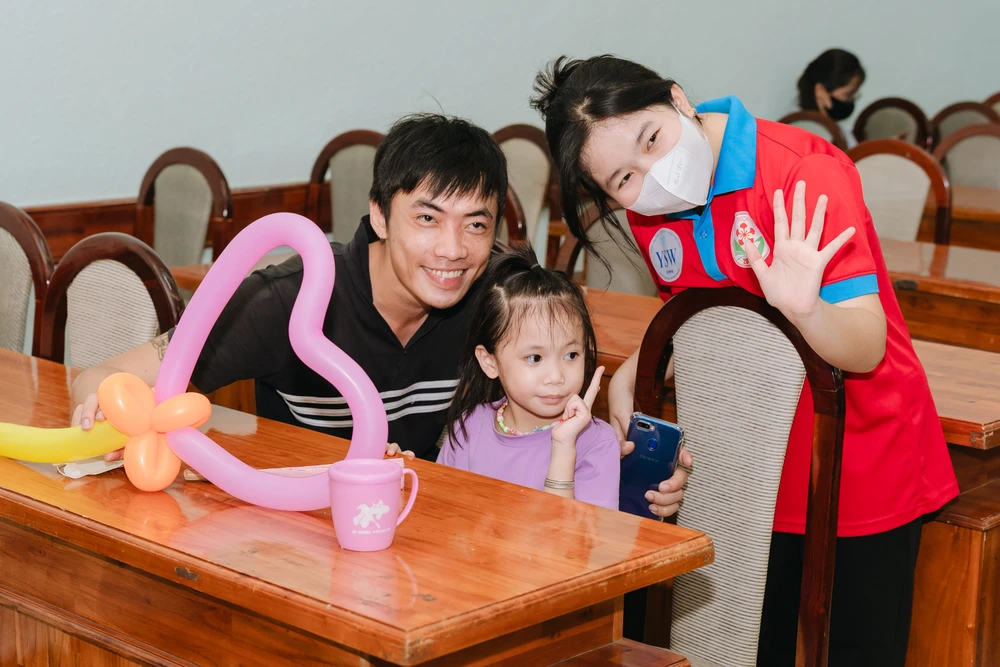 Thanh niên tình nguyện tặng quà cho các em thiếu nhi tại Bệnh viện Nhi đồng 2 vào ngày 1-6.