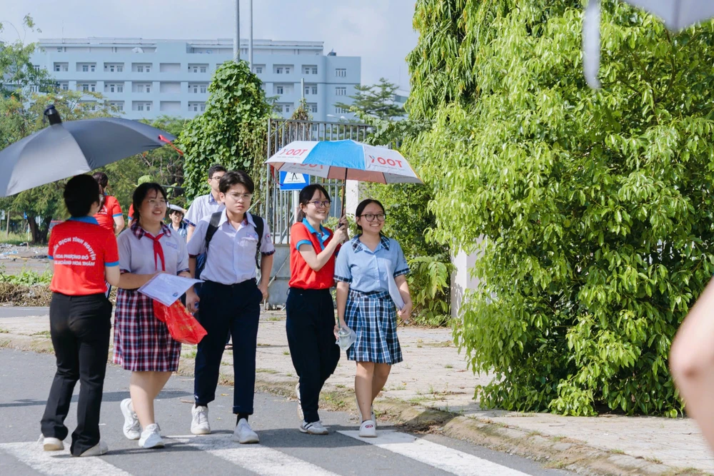 Hoa phượng đỏ 1.jpg