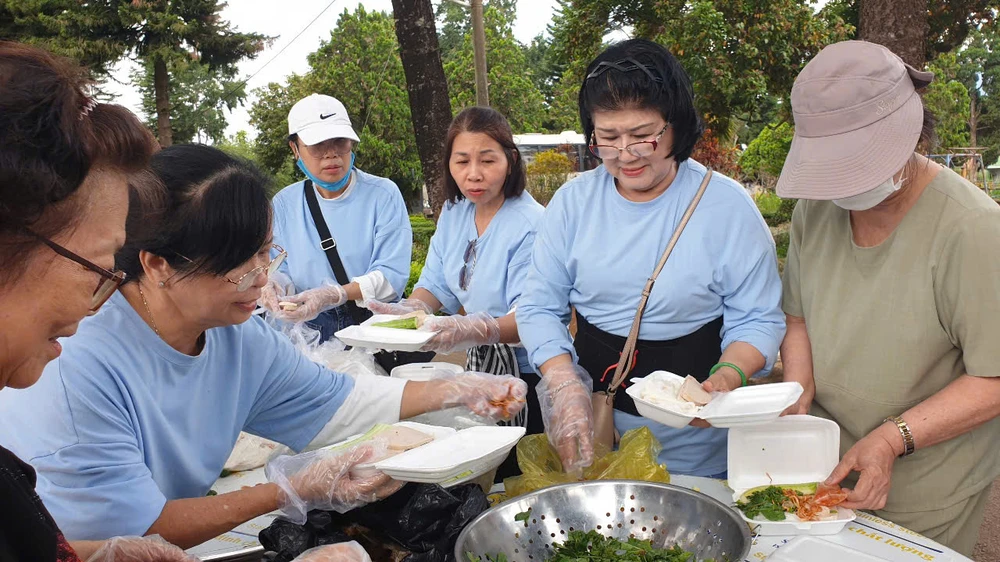 Các thành viên của chi hội Bình Phú Đông trong một hoạt động thiện nguyện. Ảnh: NVCC