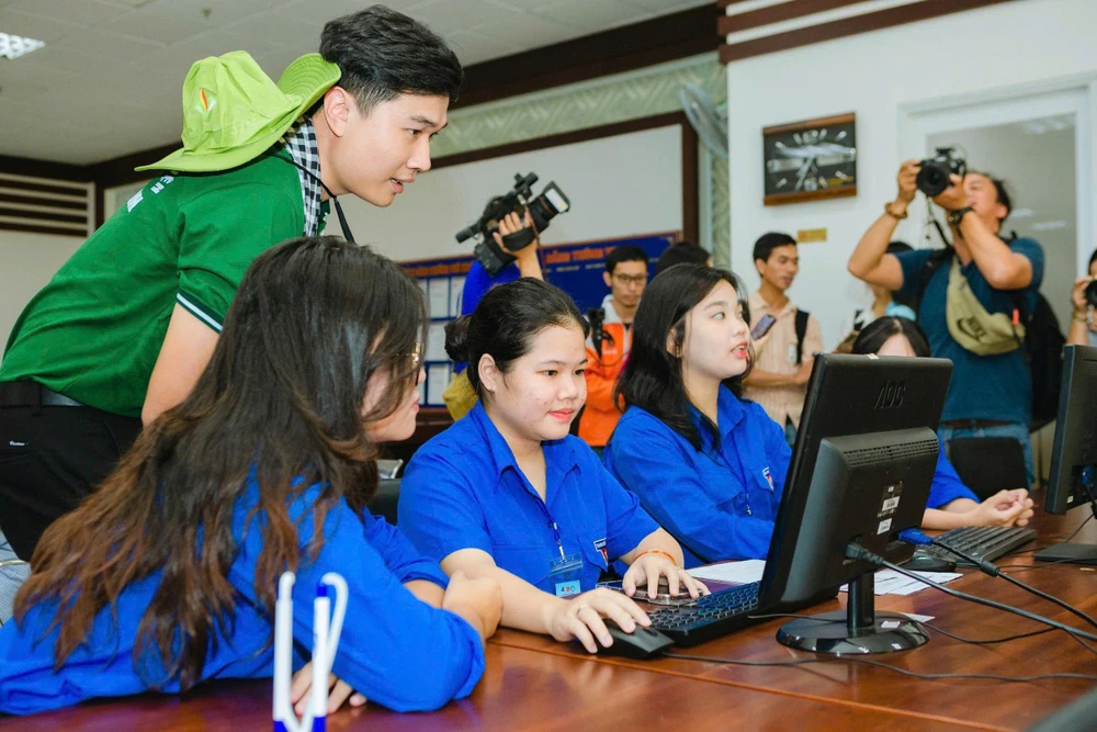 Chiến sĩ tình nguyện trong ngày hỗ trợ vận hành chính quyền 2 cấp. Ảnh: THÀNH ĐOÀN TP.HCM