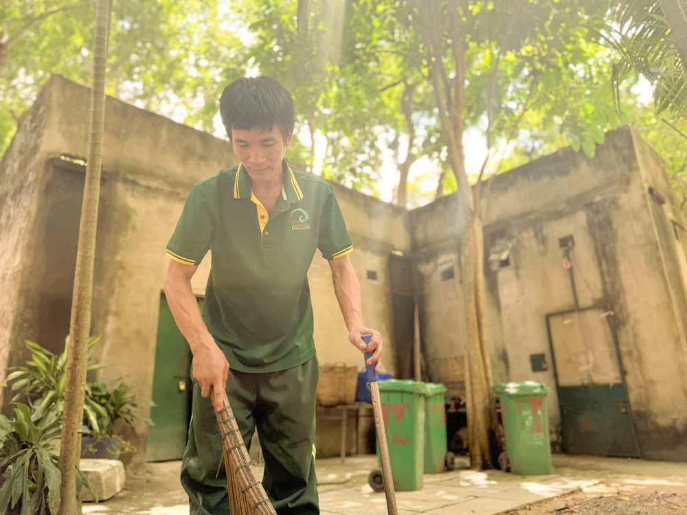 Anh Hùng dọn dẹp khuôn viên gần nơi ở của Ngộ Không.