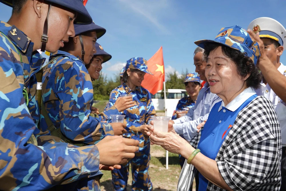 Nguyên Phó Chủ tịch nước Trương Mỹ Hoa thăm các chiến sĩ. Ảnh: TL