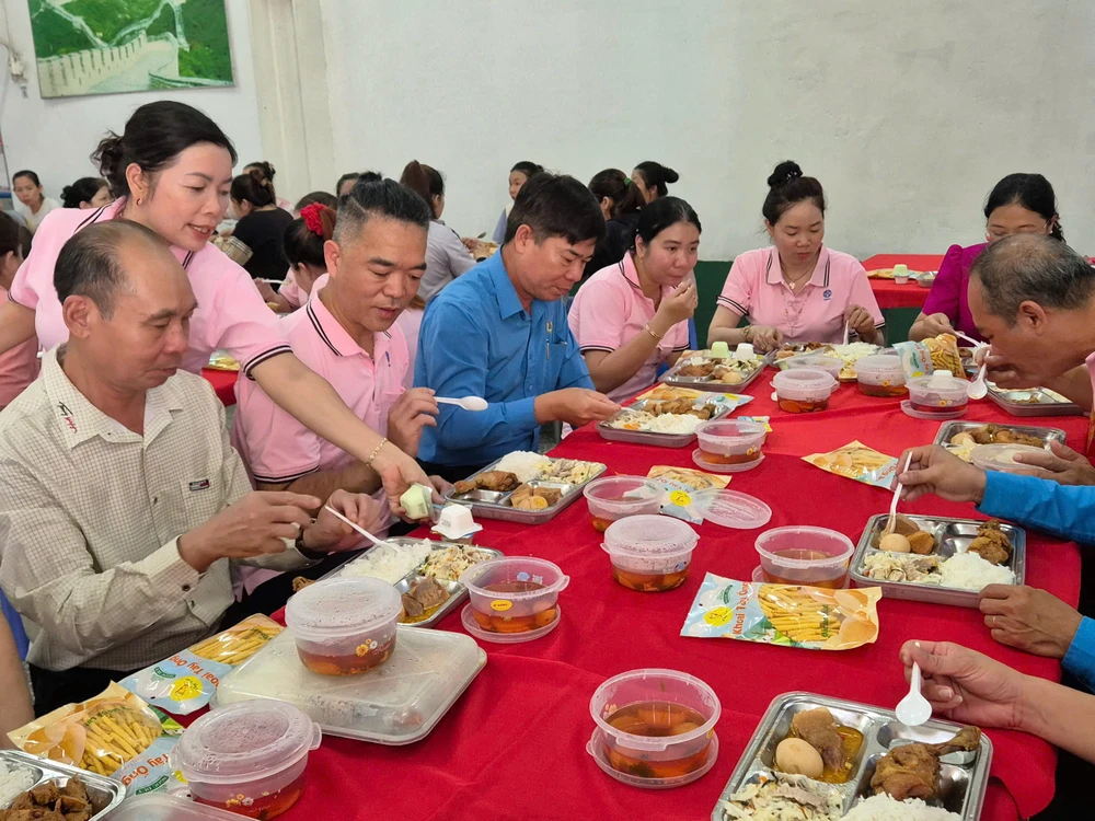 Bữa cơm Công đoàn.jpg