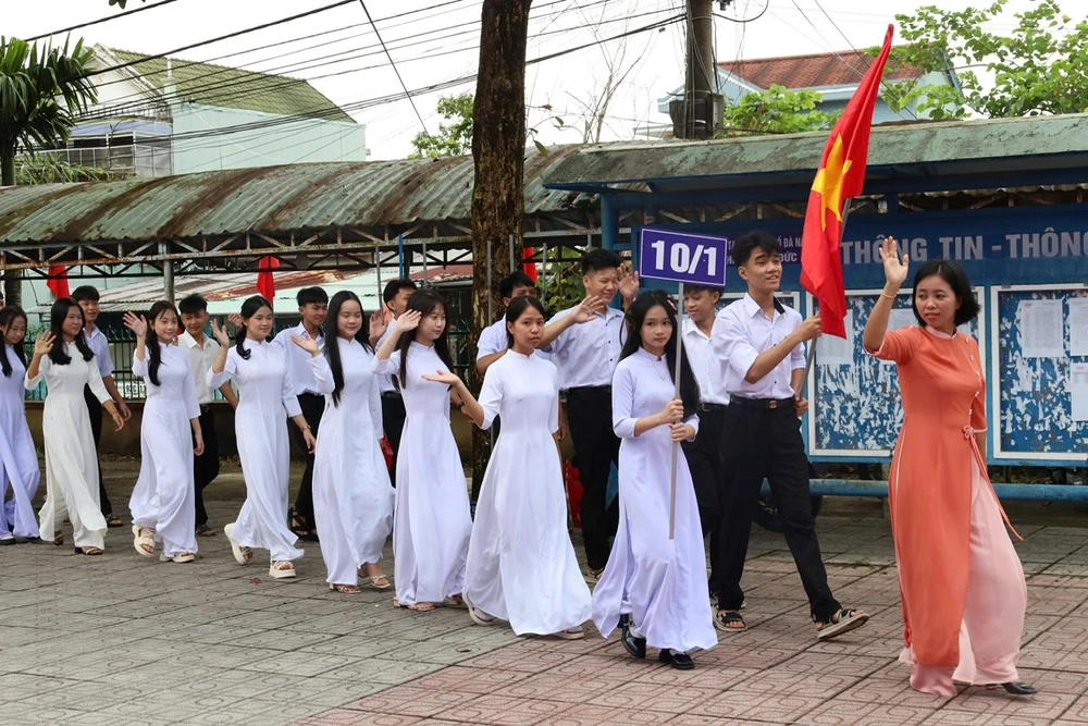 Giáo viên cùng học sinh trong ngày lễ khai giảng tại Trường THPT Khâm Đức (xã Khâm Đức, TP Đà Nẵng). Ảnh: THANH NHẬT