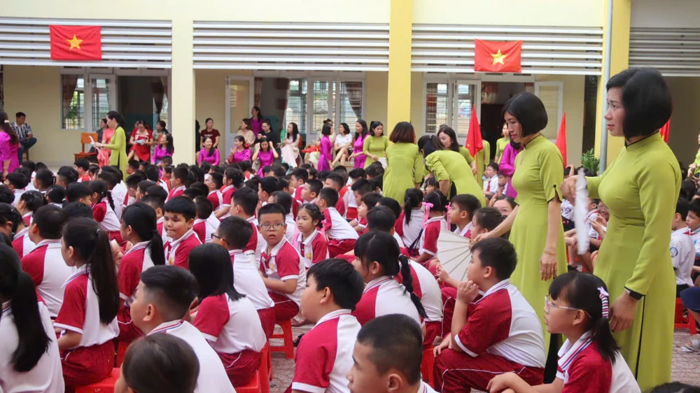 Năm nay, Trường Tiểu học Bình Minh, phường Rạch Dừa (TP.HCM) được nhận danh hiệu trường đạt chuẩn Quốc gia, có truyền thống 35 năm thành lập. Năm học 2025-2026 trường có 30 lớp, mỗi khối 6 lớp, tổng số 1.137 học sinh. Ảnh: KHÁNH LY