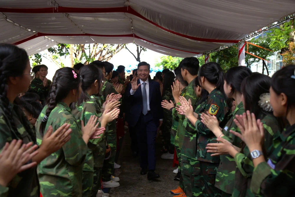 Ông Tạ Anh Tuấn, Chủ tịch UBND tỉnh Đắk Lắk, đã đến dự Lễ khai giảng tại Trường THPT Dân tộc nội trú Tây Nguyên (Học viện Khoa học Quân sự). Ảnh: TIẾN THOẠI