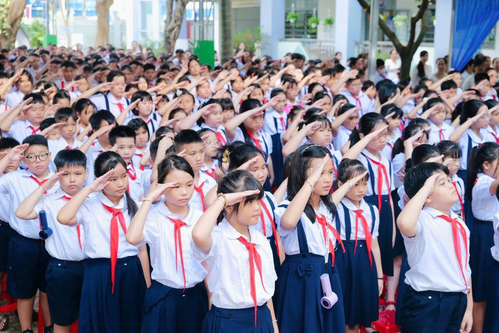 Học sinh chào cờ tại lễ khai giảng tại Trường Tiểu học Phú Hoà 1. Ảnh: LÊ ÁNH