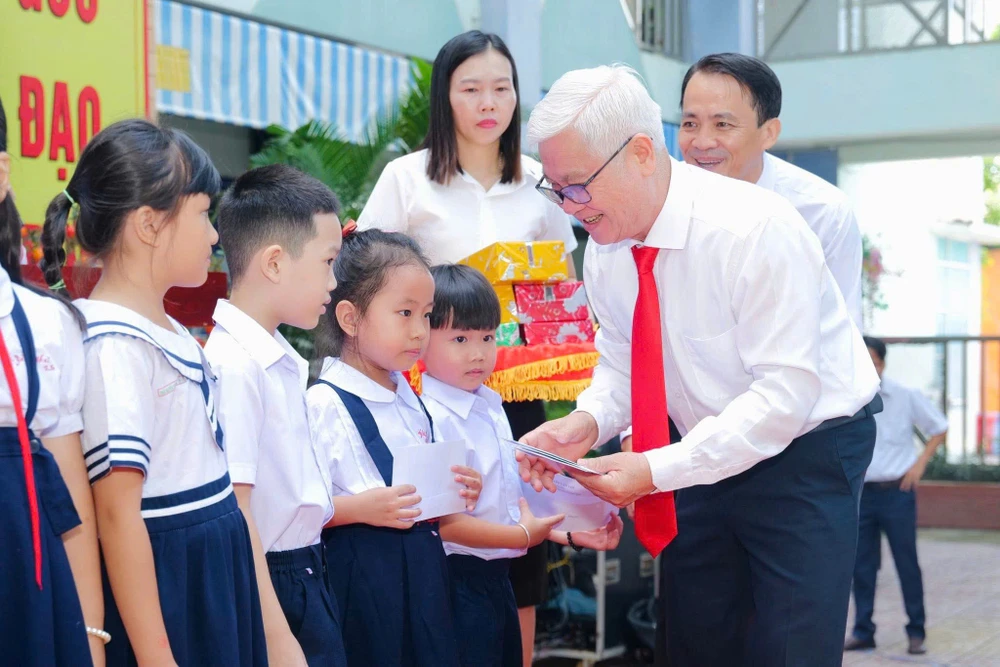 Tại Trường Tiểu học Phú Hoà 1, ông Nguyễn Văn Lợi,Trưởng Đoàn Đại biểu Quốc hội TP.HCM tham dự buổi lễ. Ảnh: LÊ ÁNH