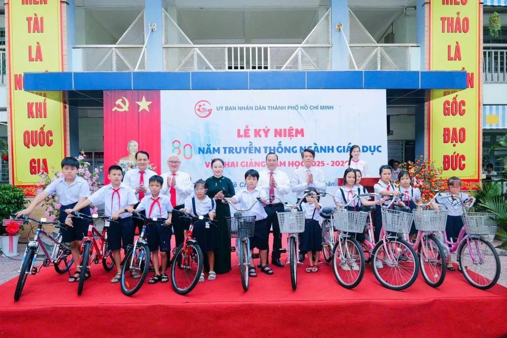 Tại buổi lễ, ông Nguyễn Văn Lợi,Trưởng Đoàn đại biểu Quốc hội TP.HCM tặng 100 triệu đồng cho Hội Khuyến học phường Phú Lợi. Ảnh: LÊ ÁNH