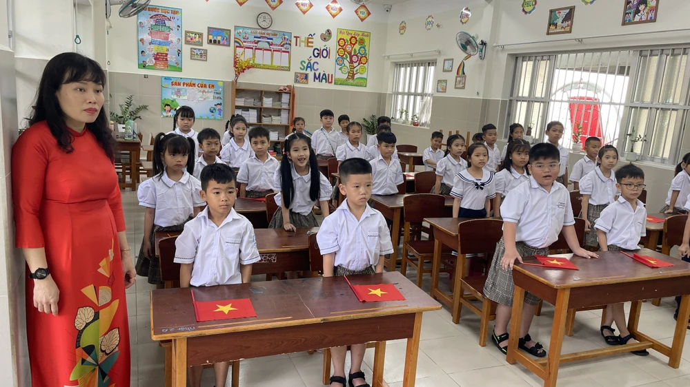 Chào cờ tại lớp học Trường Tiểu học Cao Văn Ngọc, đặc khu Côn Đảo. Ảnh: KHÁNH LY