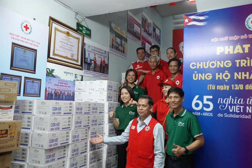 bà con vùng bão 2.jpg