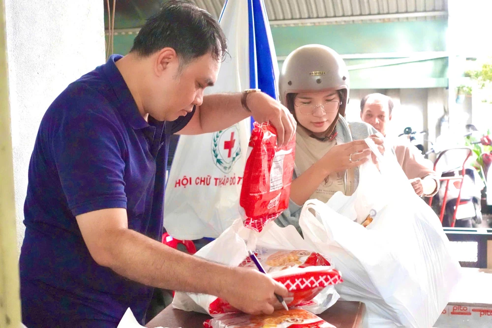 bà con vùng bão (8).jpg