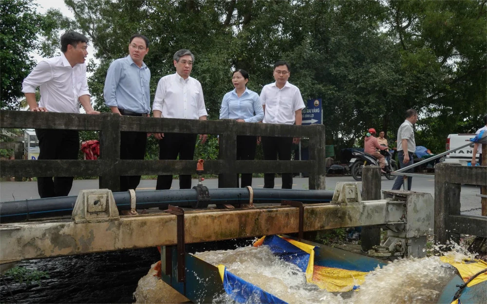 Lãnh đạo TP.HCM khảo sát tình trạng ngập tại 'thủ phủ mai vàng' xã Bình Lợi