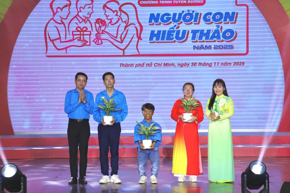 người con hiếu thảo (5).jpg