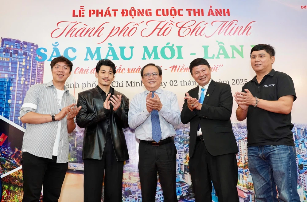 Nhà báo Mai Ngọc Phước, Tổng Biên tập báo Pháp Luật TP.HCM, Trưởng Ban chỉ đạo cuộc thi ảnh (đứng giữa) chụp hình kỷ niệm cùng diễn viên Liên Bỉnh Phát, Đại sứ cuộc thi ảnh (thứ 2, từ trái qua); Các thành viên Hội đồng giám khảo: Đại tá, Nghệ sĩ nhiếp ảnh, Chủ tịch Hội Nhiếp ảnh TP.HCM Đoàn Hoài Trung, (thứ 2, từ phải qua); Nhiếp ảnh gia Ngô Trần Hải An, (bìa trái) và Nhiếp ảnh gia Nguyễn Tấn Tuấn (bìa phải). Ảnh: THUẬN VĂN