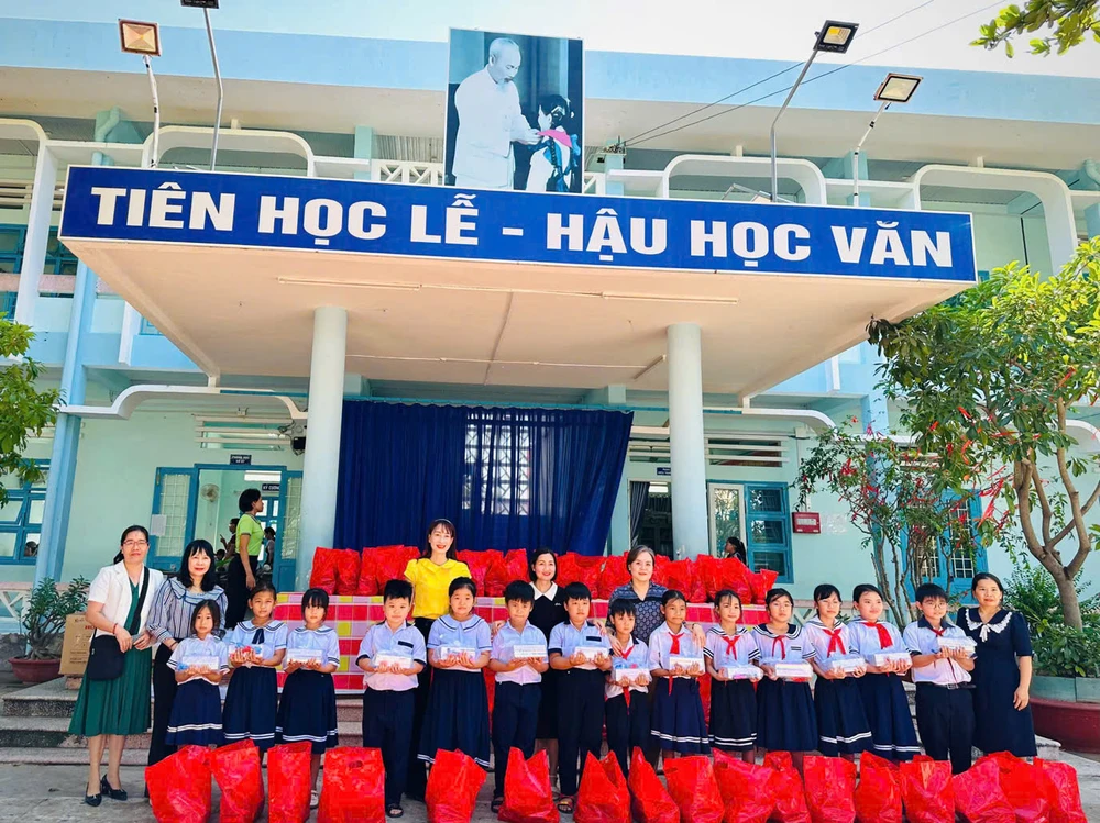 đồng bào Miền Trung (1).jpg