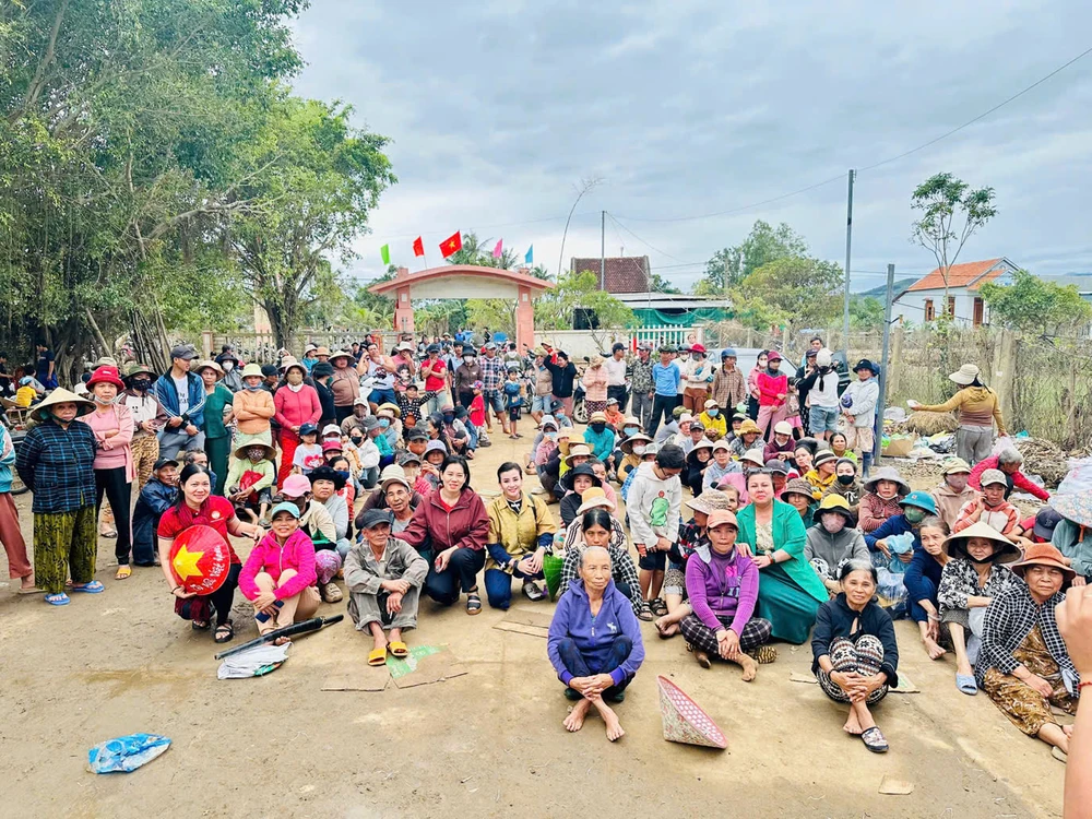 đồng bào Miền Trung (4).jpg