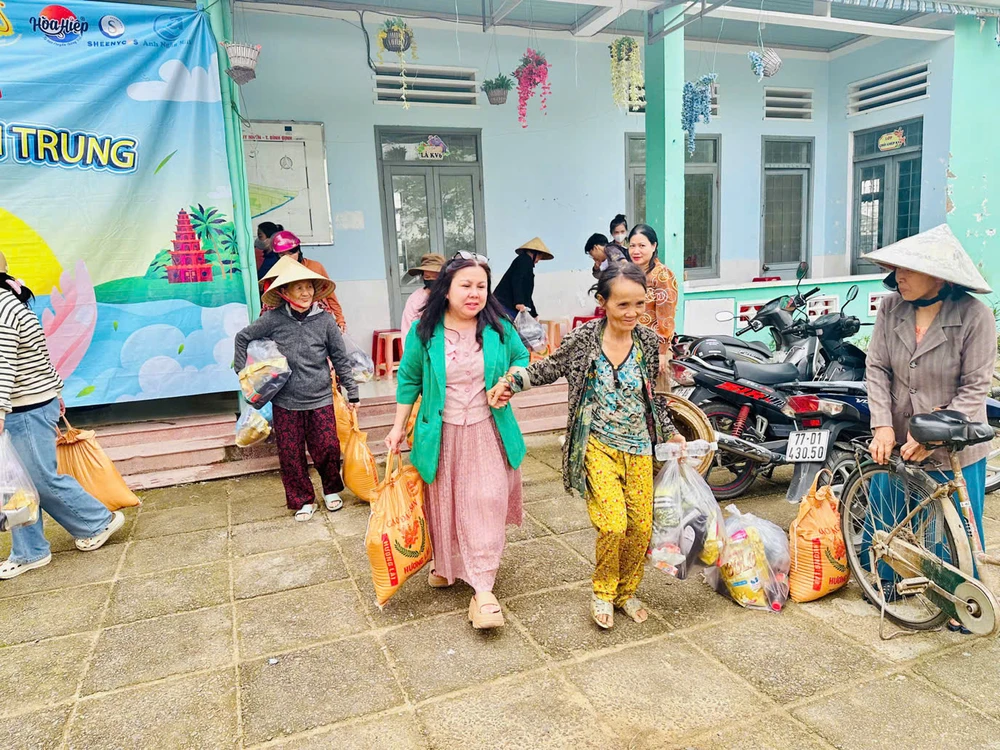 đồng bào Miền Trung (7).jpg