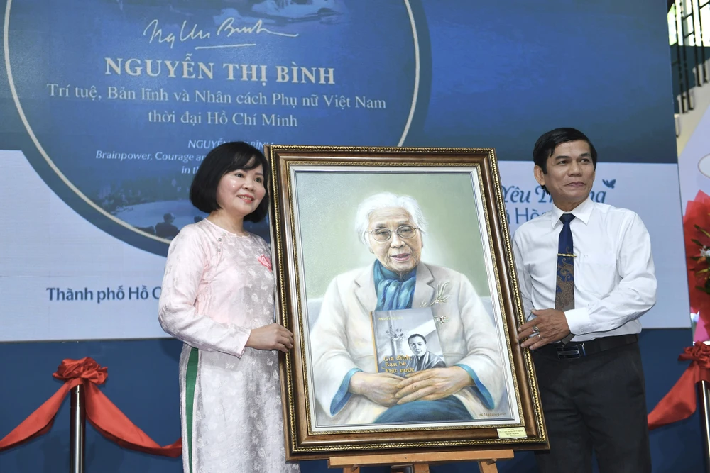 Nguyễn Thị Bình (7).jpg