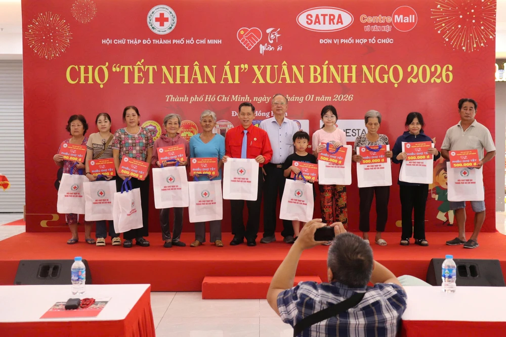 Hội Chữ thập đỏ TP.HCM tặng quà cho người dân. Ảnh: LONG GIANG