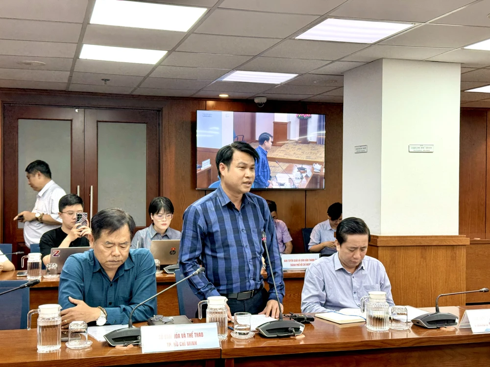 Đường hoa Nguyễn Huệ.jpg