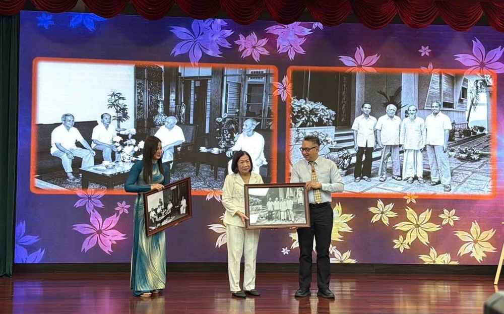 Bà Tôn Thị Bạch Tuyết trao tặng kỷ vật cho Bảo tàng Tôn Đức Thắng. Ảnh: HẢI NHI