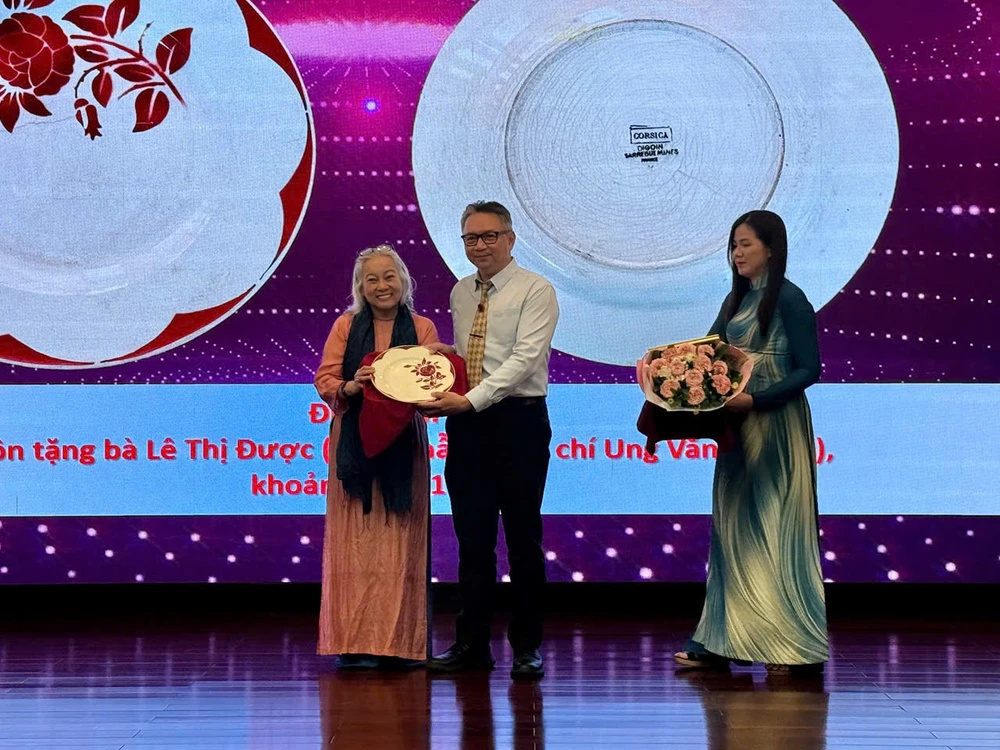 Bà Trần Nam Hương trao tặng chiếc đĩa sứ kỷ niệm của Chủ tịch Tôn Đức Thắng. Ảnh: HẢI NHI