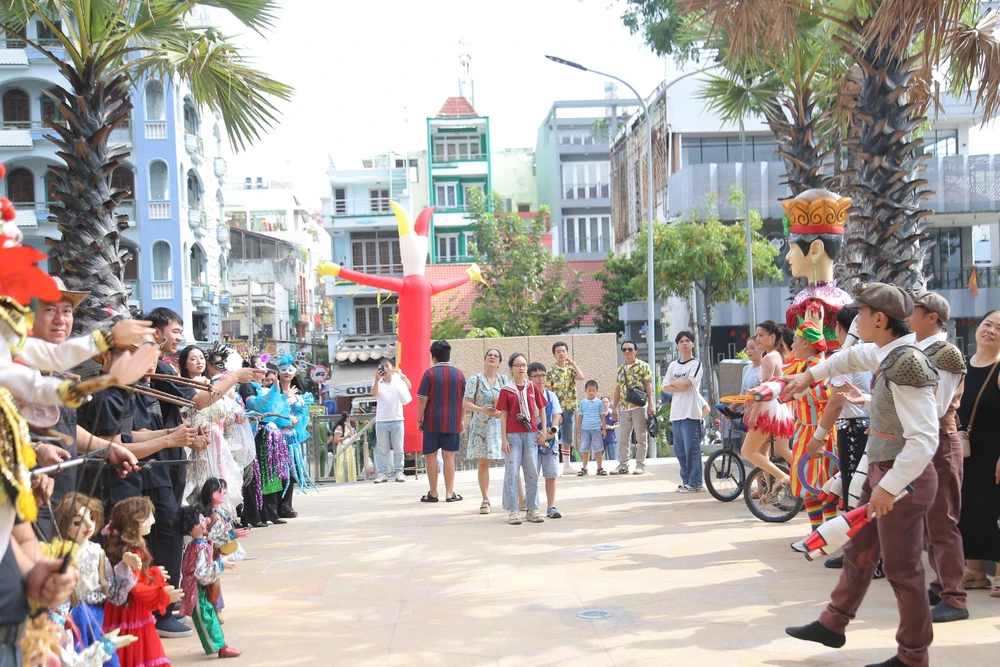 rạp xiếc (1).jpg