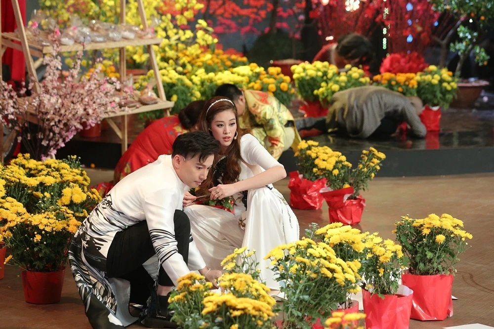 Dàn nghệ sĩ diện áo dài đón Tết cùng 'Ký ức vui vẻ' ảnh 2