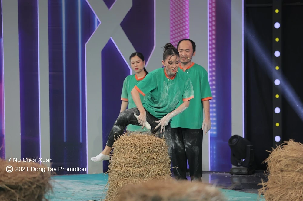 Hoa hậu Tiểu Vy máu lửa, chơi bất chấp hình ảnh lấm lem tại 7 Nụ Cười Xuân ảnh 2