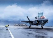 Tiêm kích F-35B trên tàu sân bay Anh rơi ở Địa Trung Hải