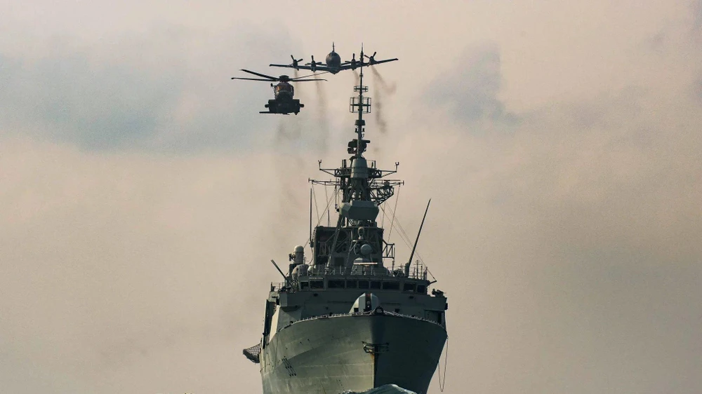 Máy bay trực thăng CH-148 Cyclone và máy bay tuần tra hàng hải CP-140 Aurora bay phía trên tàu HMCS Winnipeg (Canada) trong khuôn khổ Chiến dịch NEON tại khu vực châu Á-Thái Bình Dương hồi tháng 11-2020. Ảnh: MARPAC