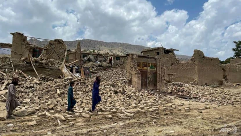 Afghanistan: Người sống sót khốn cùng sau trận động đất cả ngàn người chết, cứu trợ không dễ. Ảnh: AFP