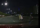 Clip ghi hình CSGT đu theo xe máy rồi té ngã