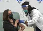 Phó Tổng thống Mỹ Kamala Harris được tiêm vaccine như thế nào?