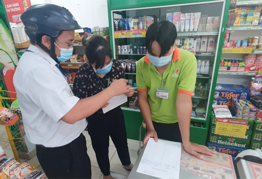 Nhân viên quán nhậu không đeo khẩu trang sẽ bị xử phạt ảnh 2