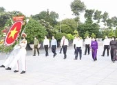 Lãnh đạo TP.HCM viếng nghĩa trang, tưởng niệm các anh hùng liệt sĩ