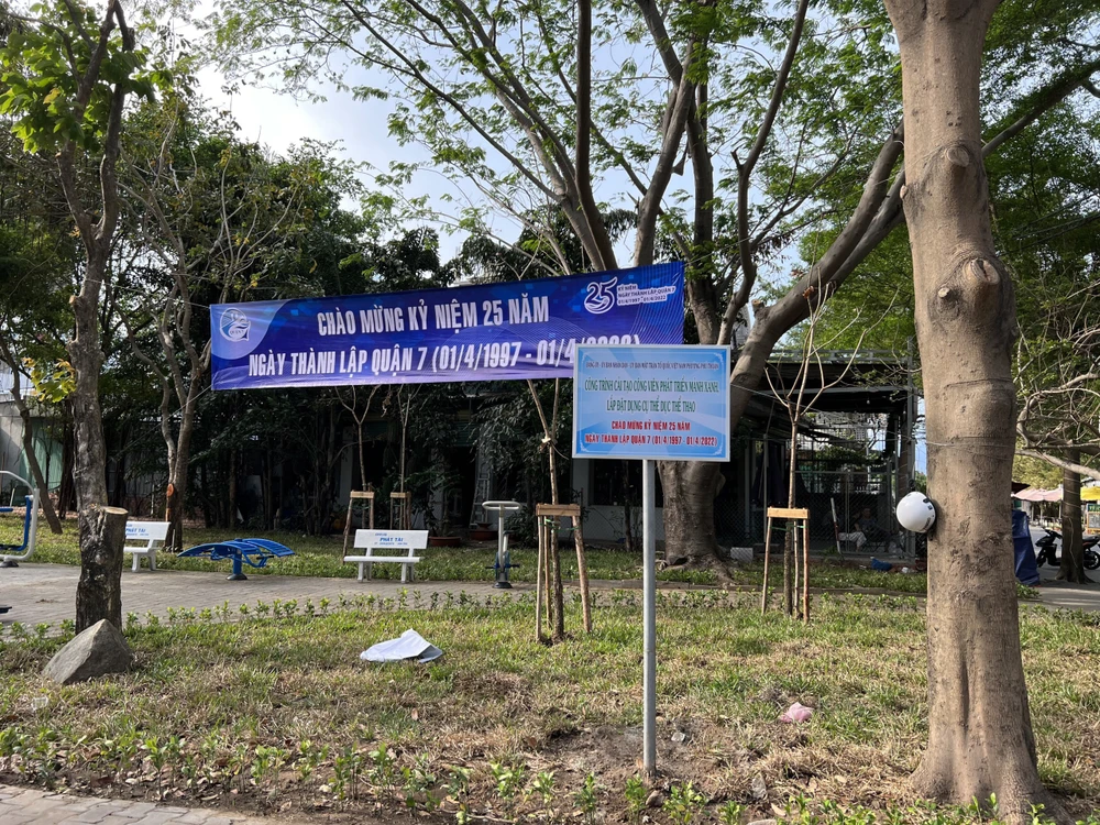 Sau khi cải tạo, công viên được lắp thêm các dụng cụ để người dân tập thể dục 2