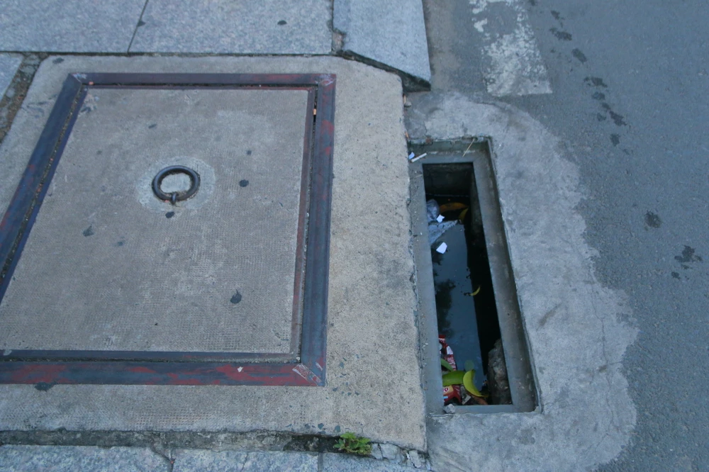 Lưới chắn rác bị mất, còn đọng lại nước trên đường Luỹ Bán Bích, quận Tân Phú. Ảnh: MT