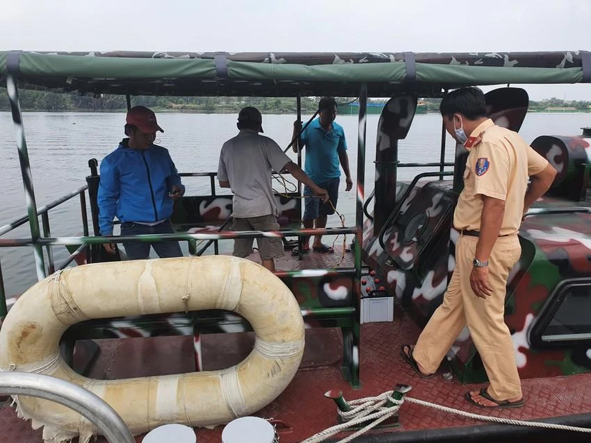 Thông tư 15/2022 quy định rõ trình tự xử phạt đối với phương tiện đường thủy vi phạm qua hình ảnh mà không dừng được phương tiện. Ảnh: HỮU ĐĂNG