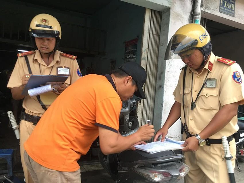 Nếu chậm nộp người vi phạm sẽ phải nộp thêm 0,05% trên tổng số tiền phạt chưa nộp. Ảnh: LT