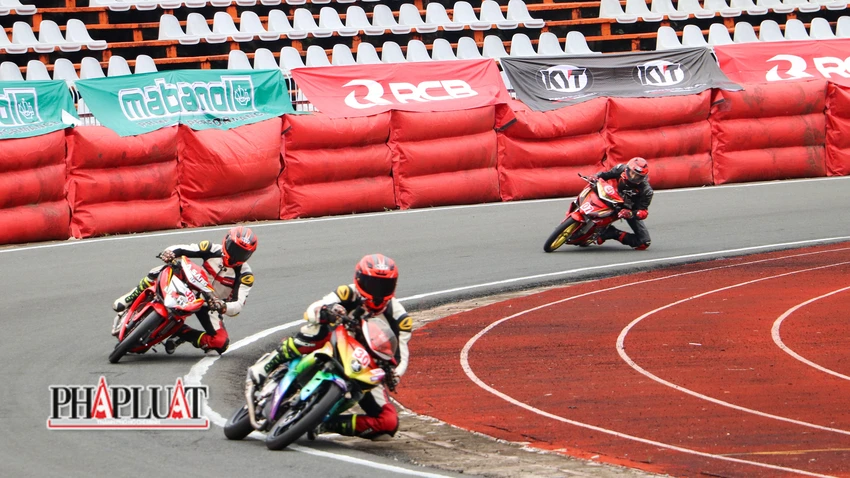 Người dưới 18 tuổi được phép đua xe trong các giải thi đấu đua xe được cấp phép. Ảnh: CHÂU ANH Người dưới 18 tuổi được phép đua xe trong các giải thi đấu đua xe được cấp phép. Ảnh: CHÂU ANH