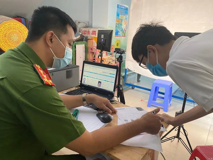 Người dân được làm thủ tục cấp đổi thẻ CCCD khi có yêu cầu. Tuy nhiên không phải tất cả các yêu cầu đều được xem xét giải quyết. Ảnh: HỮU ĐĂNG Người dân được làm thủ tục cấp đổi thẻ CCCD khi có yêu cầu. Tuy nhiên không phải tất cả các yêu cầu đều được xem xét giải quyết. Ảnh: HỮU ĐĂNG