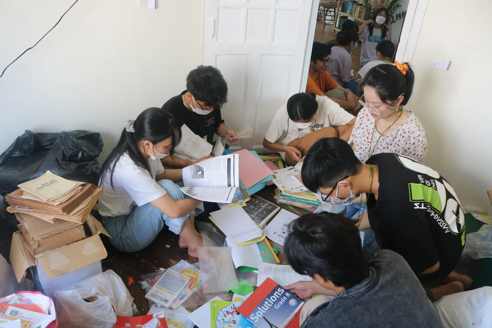 Nhiều loại sách khác nhau được đông đảo các bạn trẻ đem đến đổi để lấy cây. Ảnh: NGỌC TRĂM